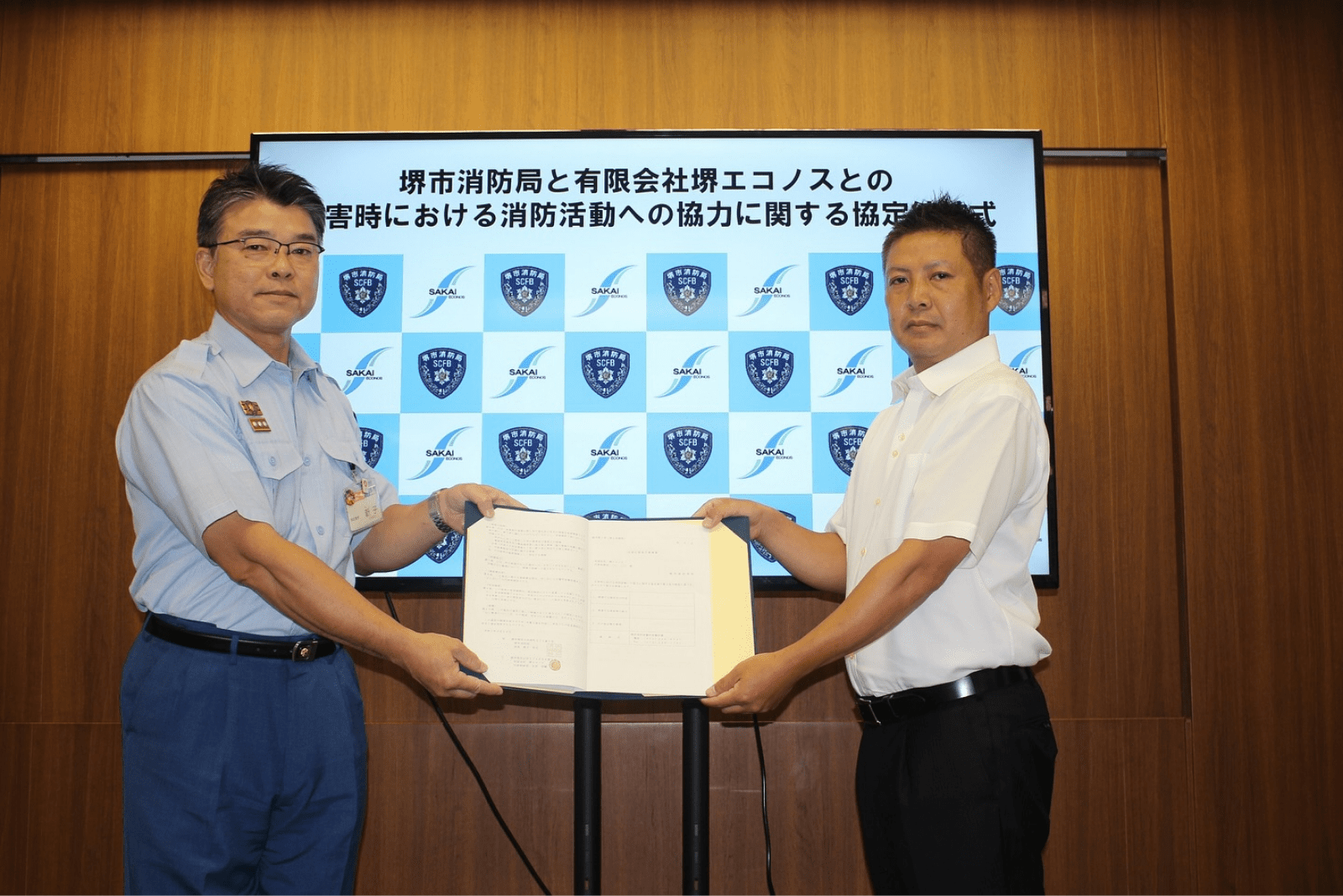 協定書を持った記念撮影